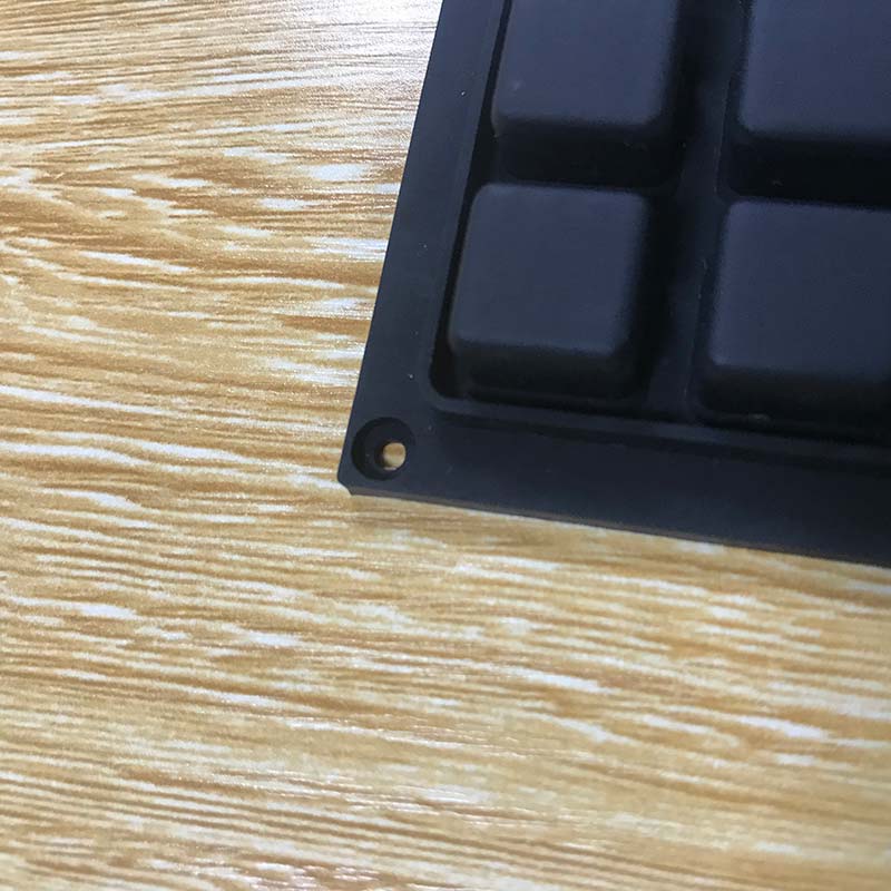 設(shè)計(jì)定位孔來固定硅膠按鍵