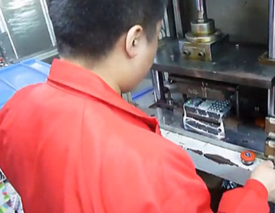 簡(jiǎn)單快速的硅膠按鍵沖孔拆邊方法